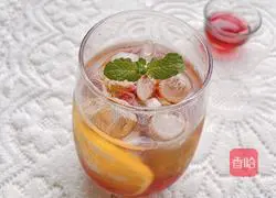 Illustration of how to make two-color cranberry ice drink 8