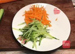 Illustration of how to make cold noodles with shredded chicken 3