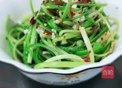 Illustration of how to make cold garlic sprouts 8