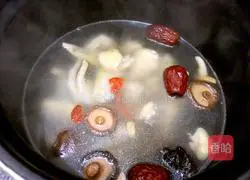 Illustration of how to make mushroom and native chicken soup 7