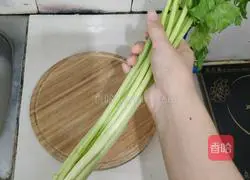 Illustration of how to make Chinese Valentine’s Day dinner (celery) 1