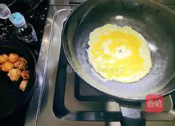 Illustration of how to make shepherd's purse meatballs and egg soup 3