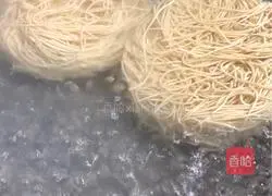 Illustration of home-style lean meat fried noodles 2