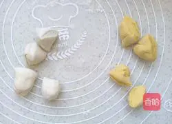 Dual Color Illustration of how to make small flower rolls 6