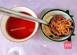 Illustration of how to make beef bone soup with barley, cordyceps, and coconut juice 7