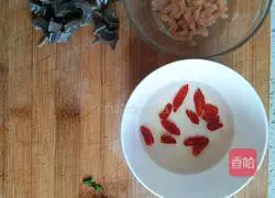 Illustration of how to make sea cucumber and wolfberry pimple soup 2