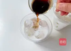 Illustration of how to make raw coconut latte 6