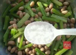 Illustration of how to stir-fry celery and peanuts 13