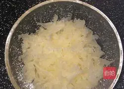 Illustration of Tremella, Snow Pear and Lotus Seed Soup 7