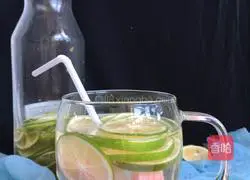 Illustration of how to make sea salt, lime and peach water 5