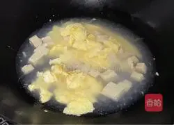 Illustration of how to make egg and tofu soup 5