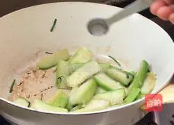 Illustration of how to make loofah and egg noodle soup 10