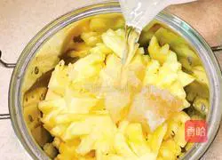 Illustration of how to make pineapple in sugar water 4