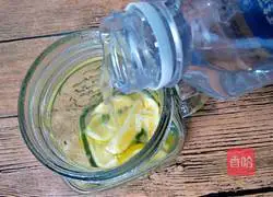 Illustration of how to make watermelon lemon sparkling drink 8