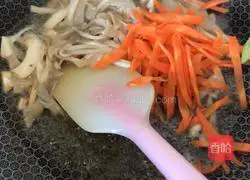 Illustration of how to make fried longevity noodles 7