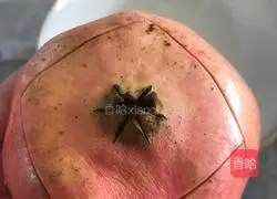 Illustration of how to make pomegranate juice 1