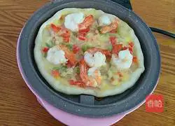 Illustration of how to make prawn cheese pizza 9