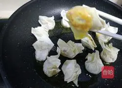 Illustration of how to make fried wontons with eggs 4