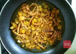 Illustration of how to make braised noodles with green vegetables 13