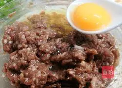 Illustration of how to make fresh meat Yuanbao wontons 8