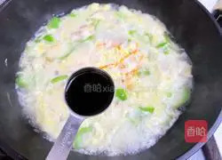 Illustration of how to make shrimp skin and loofah soup 9