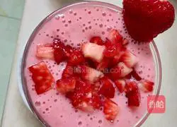 Illustration of how to make strawberry milkshake 7