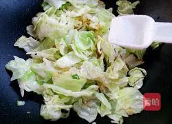 Illustration of how to stir-fry cabbage 9