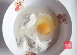 Illustration of how to make hand-made noodles with fresh shrimps in clear soup 2