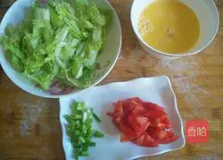 Illustration of how to make lettuce and egg soup 1