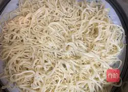 Illustration of how to make steamed beans and noodles 1