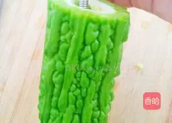 Illustration of how to make fried and stuffed bitter melon 1