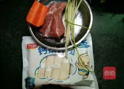 Illustration of how to make celery and carrot meat slices noodles 1