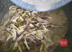 Stir-fry shredded bamboo shoots Illustration of how to make duck gizzards 8