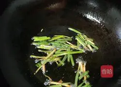 Illustration of how to make noodles with scallion oil 4