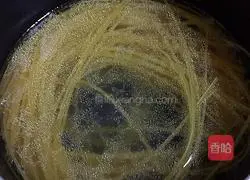 Illustration of how to make fried pasta with black pepper steak 3