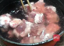 Illustration of how to make wolfberry and kelp soup 1