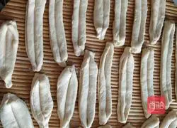 Illustration of how to make crispy fried dough sticks 5