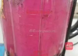 Illustration of how to make dragon fruit and tomato whitening juice 9