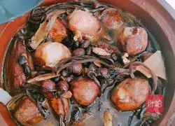 Illustration of how to make fresh taro, snail slices, black beans, gorgon seeds, Polygonatum sibiricum, tea tree mushrooms and hen soup 12