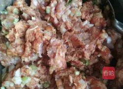 Illustration of how to make pork soup dumplings 10