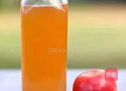 Illustration of homemade apple cider vinegar 3