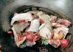 Illustration of how to make soft-shell turtle, red dates and winter melon soup 11