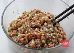 Illustration of making handmade fresh meat wontons 4