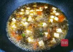 Illustration of how to make seaweed, tomato and tofu soup 8