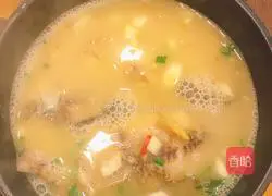 Illustration of how to make spicy crucian carp soup 7