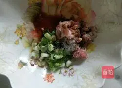 Illustration of how to make steamed buns with meat and leek and moss 5