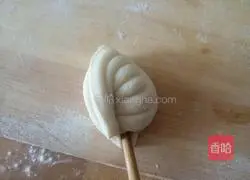 Illustration of how to make whole wheat salt and pepper shell rolls 15