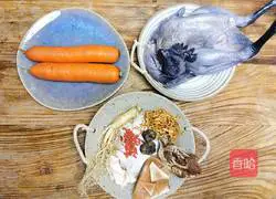 Illustration of how to make ginseng, cordyceps, snails, carrots, and black-bone chicken soup 1