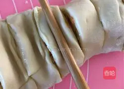 Illustration of how to make large flower rolls 17