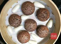 Illustration of how to make imitation mushroom buns 14